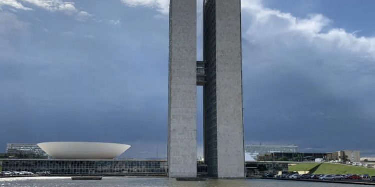 Brasil: Aprovado projeto que pune discriminação de políticos