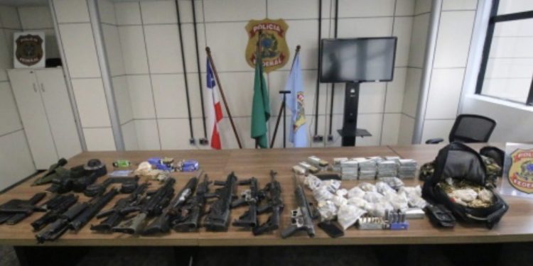 Quarteto é morto e dois policiais ficam feridos em ação que apreendeu 13 fuzis em Salvador