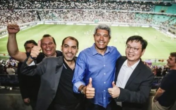 Rubro-negro, Jerônimo assiste jogo do Bahia ao lado de embaixador árabe e presidente da BYD