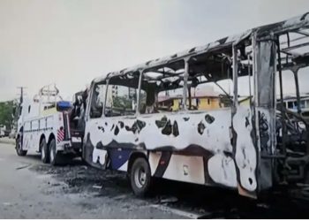 Mulher morre atropelada e populares colocam fogo em veículo na CIA-Aeroporto