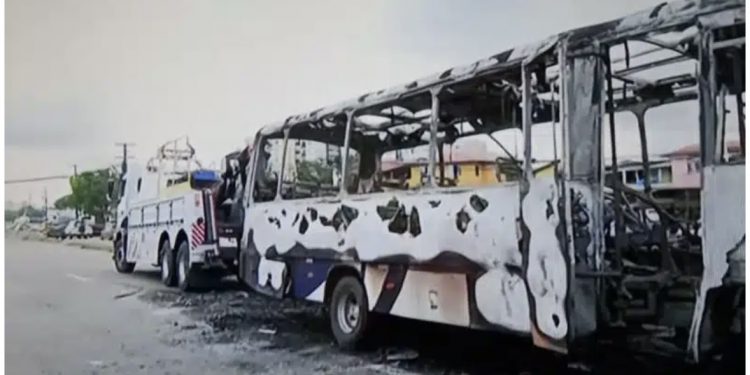 Mulher morre atropelada e populares colocam fogo em veículo na CIA-Aeroporto