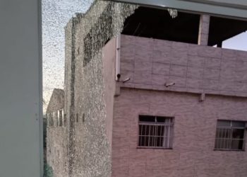 Madre de Deus: Prédio da SUCOM é alvo de vandalismo e tem janelas de vidro quebrada