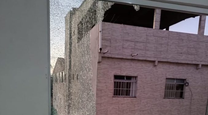 Madre de Deus: Prédio da SUCOM é alvo de vandalismo e tem janelas de vidro quebrada