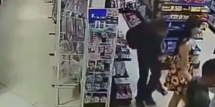 Homem é flagrado filmando partes íntimas de adolescente em supermercado na BA