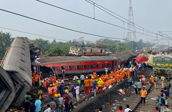 Acidente de trem deixa mais de 280 mortos na Índia