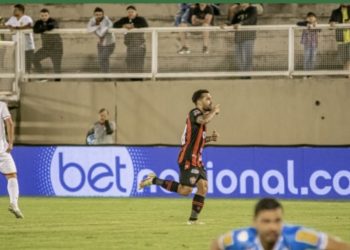 Vitória vence o Tombense e segue embalado na liderança da Série B