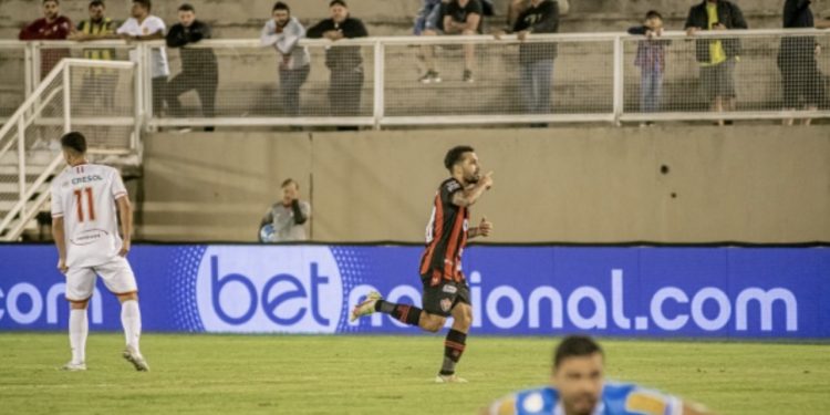 Vitória vence o Tombense e segue embalado na liderança da Série B