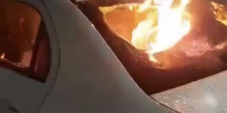 “TALARICO”: Homem descobre traição e toca fogo em carro do irmão em Salvador 