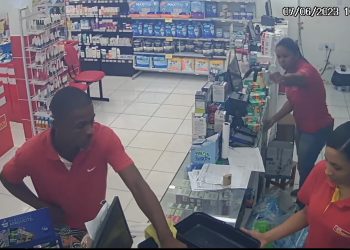 Bandido assalta farmácia em plena luz do dia em Cadeias 