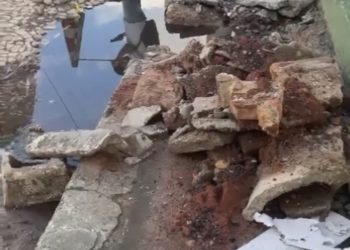 Estudantes reclamam de esgoto a céu aberto e mau cheiro em frente escola em Candeias 