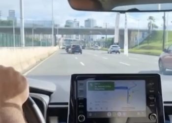 Salvador: Motorista joga carro contra motociclista na Avenida Paralela