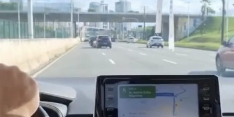 Salvador: Motorista joga carro contra motociclista na Avenida Paralela