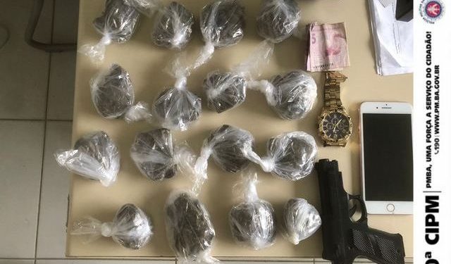 Dupla é presa com maconha, dinheiro e simulacro de arma de fogo em Madre de Deus