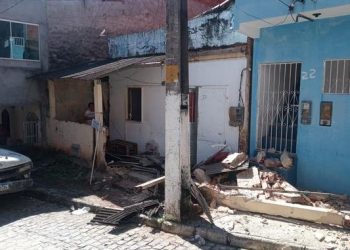 Carro perde freio e derruba varanda de residência em Madre de Deus