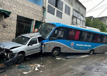 Ônibus da PM apresenta falhas mecânicas e atinge casas, carros e moto em Salvador