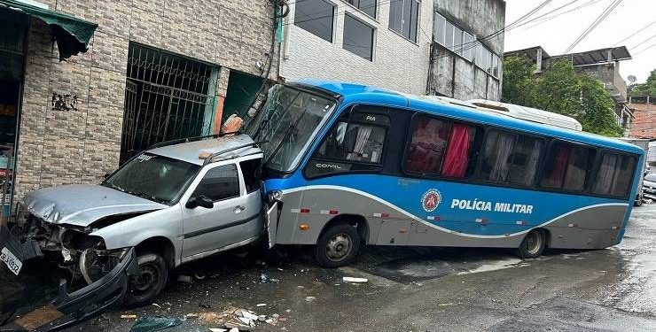 Ônibus da PM apresenta falhas mecânicas e atinge casas, carros e moto em Salvador