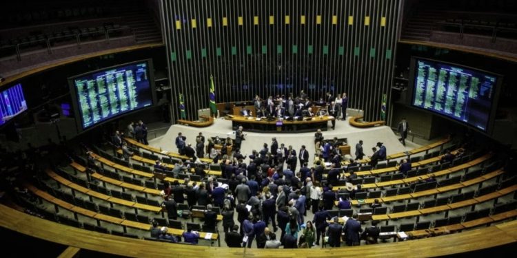 Câmara aprova projeto que pune discriminação contra político