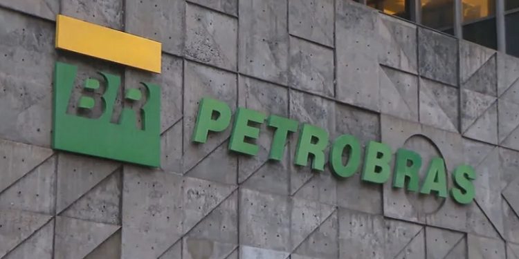 Petrobras reduz preço da gasolina para as distribuidoras