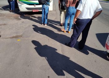 Ônibus quebra e passageiros esperam por solução há uma hora na BA 522 Em Candeias