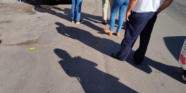 Ônibus quebra e passageiros esperam por solução há uma hora na BA 522 Em Candeias