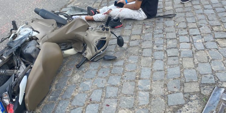 Duas pessoas ficam feridas em acidente de moto em Candeias 