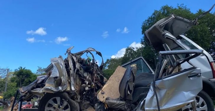 Batida entre carro e ônibus deixa seis pessoas mortas no sul da Bahia; vítimas retornavam de festa