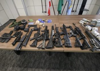 13 Fuzis apreendidos, pistolas, escopetas e 4 bandidos mortos; operação também teve dois policiais baleados