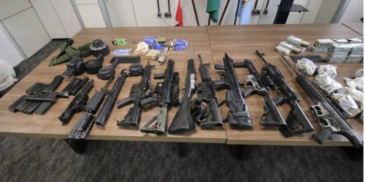 13 Fuzis apreendidos, pistolas, escopetas e 4 bandidos mortos; operação também teve dois policiais baleados