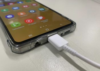 BA: Adolescente morre eletrocutada ao colocar celular para carregar