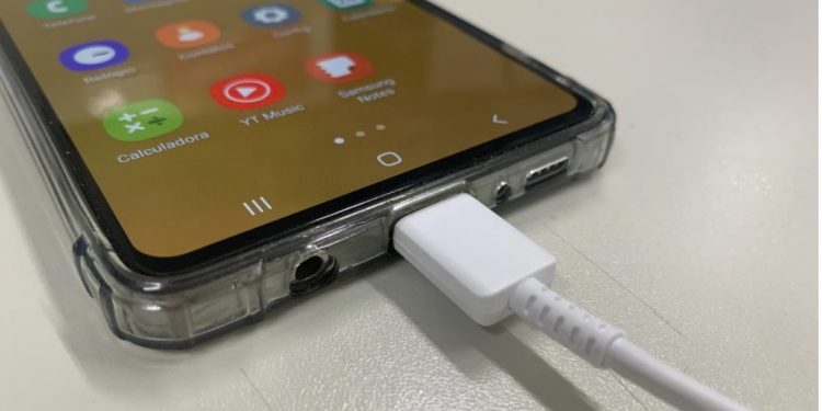 BA: Adolescente morre eletrocutada ao colocar celular para carregar