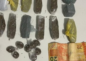 Homem é preso pela PM com 22 trouxas de maconha e uma peteca de cocaína em Madre de Deus