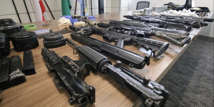 Armas apreendidas em Tancredo Neves são do mesmo modelo de forças armadas da Otan e EUA
