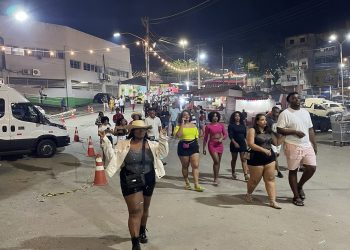 Público chega empolgado para segunda noite de shows no São João de Candeias 