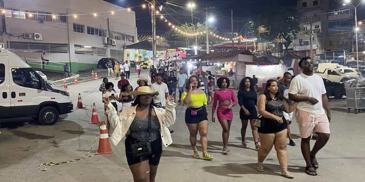 Público chega empolgado para segunda noite de shows no São João de Candeias 