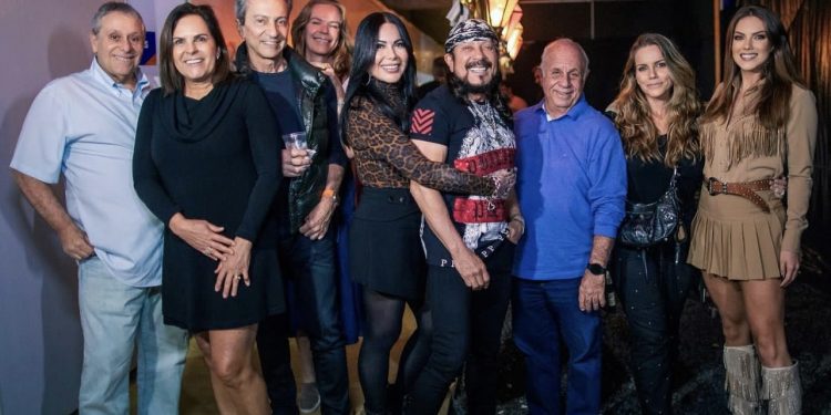 Em Candeias, Pati Guerra acompanha sogro Bell Marques na maratona de São João