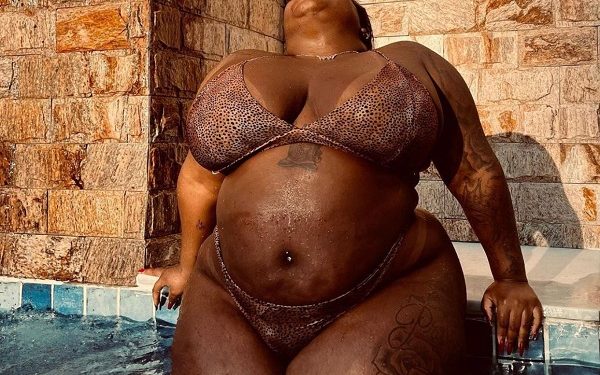 Jojo publica foto de biquini e web reage: o que a Jojo tem de bunda, eu tenho de dívidas