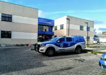 Suspeita de decepar pênis do marido é presa em Feira de Santana
