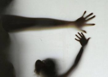 Idoso é preso após acenar e perseguir jovem de 13 anos dentro de shopping em Salvador