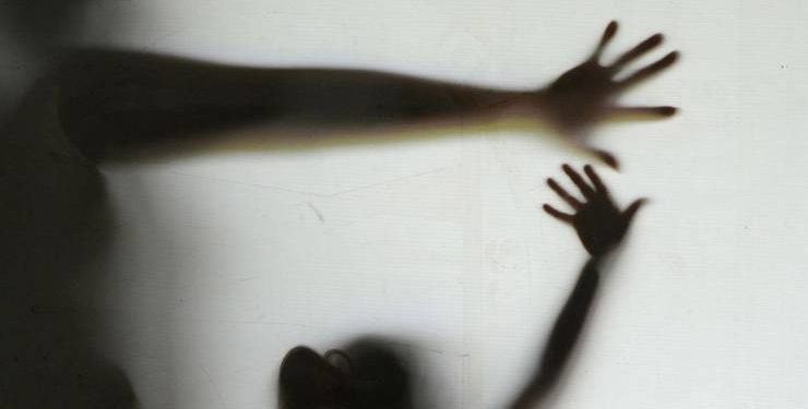 Idoso é preso após acenar e perseguir jovem de 13 anos dentro de shopping em Salvador