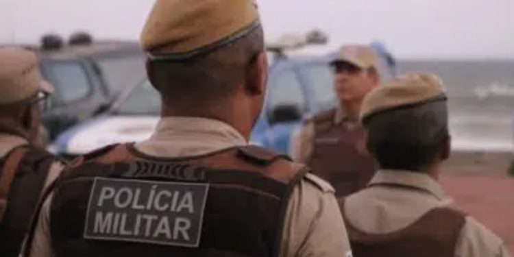 Mulher é morta a facadas em Salvador; suspeito se jogou do quarto andar após crime