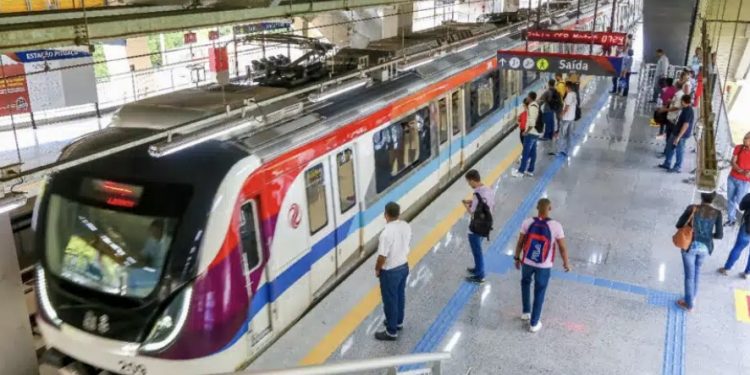 Homem é preso após encostar partes íntimas em adolescente dentro do metrô