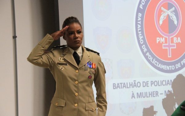 Tenente-coronel é primeira mulher a comandar um batalhão na história da PMBA