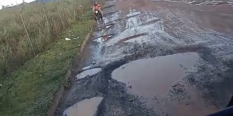 BURAQUEIRA EM SÃO SEBASTIÃO DO PASSÉ: trabalhadores do Polo Industrial reclamam de buracos