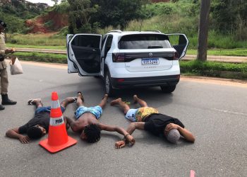 PM prende três com carro roubado e arma em Blitz em Salvador 