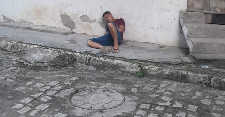 Polícia prende pai que aparece em vídeo espancando filho de 2 anos em Madre de Deus