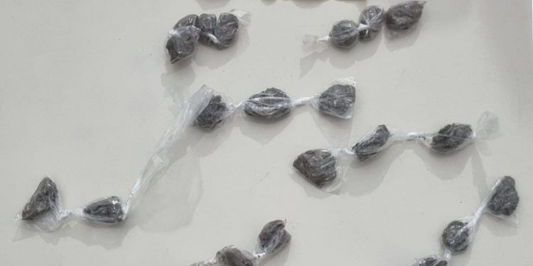 Candeias: PETO apreende drogas e detém indivíduo dentro de buraco na rua Itapõa no Sarandi 