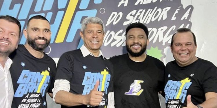 Jerônimo Rodrigues faz aceno aos evangélicos e participa de evento gospel