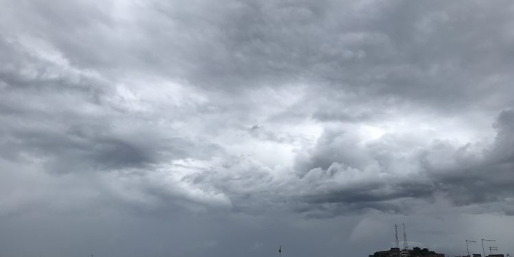 Semana tem frente fria e pode ter novo ciclone no país; há previsão de chuva intensa em Candeias