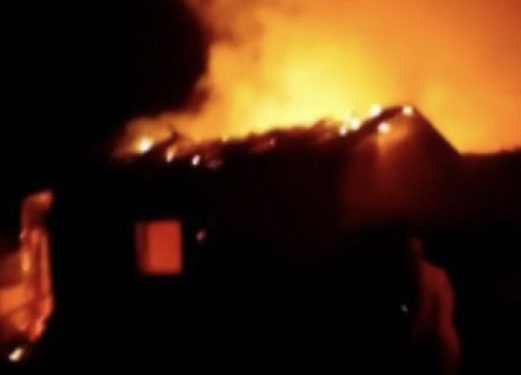 Incêndio de grandes proporções atinge depósito de reciclagem em Vitória da Conquista