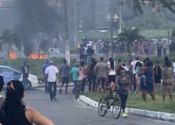 “Tira a farda dele”, grita população durante protesto por Gabriel na Estrada do Coco